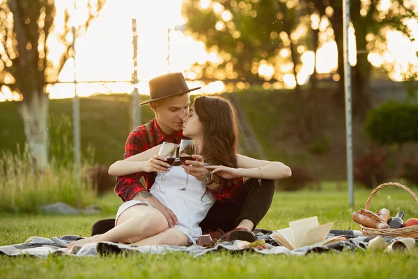 Kafkasyalı genç ve mutlu çift yaz günü parkta piknik yapıyor. — Stok fotoğraf