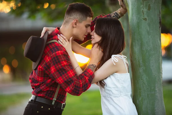 Caucásico joven y feliz pareja disfrutando de un picnic en el parque en el día de verano —  Fotos de Stock