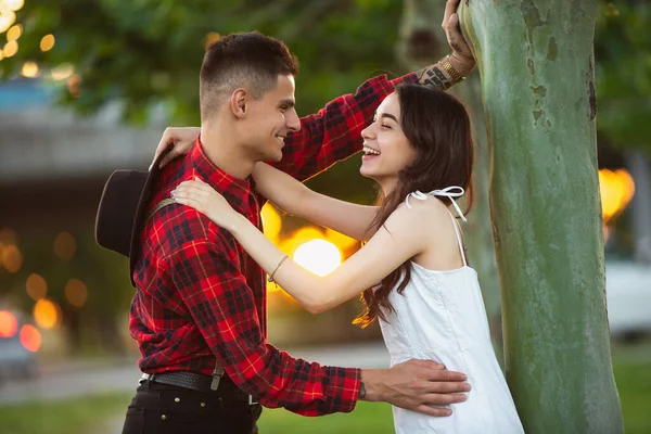 Kaukasisches junges und glückliches Paar bei einem Picknick im Park an einem Sommertag — Stockfoto