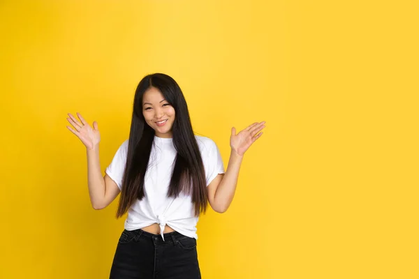 Retrato de jovem asiática mulher isolada no estúdio amarelo fundo — Fotografia de Stock