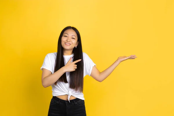 Retrato de una joven asiática aislada sobre fondo amarillo estudio — Foto de Stock