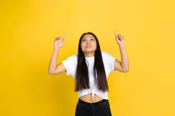 Retrato de una joven asiática aislada sobre fondo amarillo estudio —  Fotos de Stock
