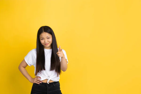 Retrato de una joven asiática aislada sobre fondo amarillo estudio —  Fotos de Stock