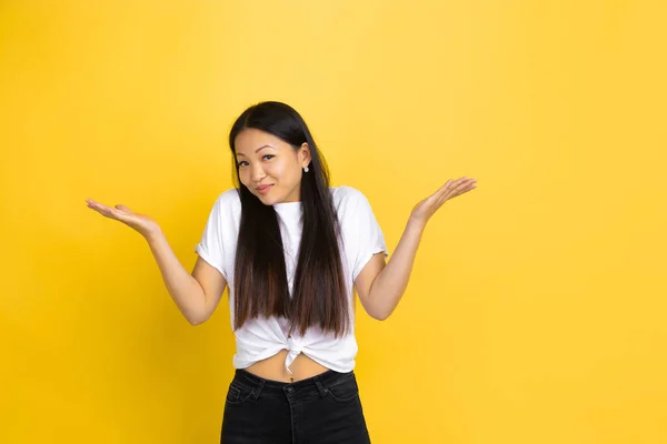 Retrato de una joven asiática aislada sobre fondo amarillo estudio —  Fotos de Stock