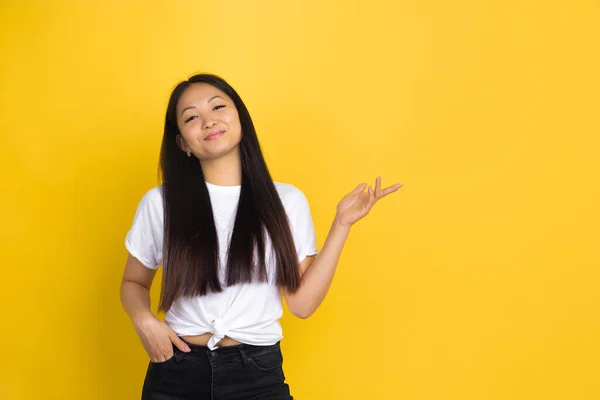 Retrato de una joven asiática aislada sobre fondo amarillo estudio —  Fotos de Stock