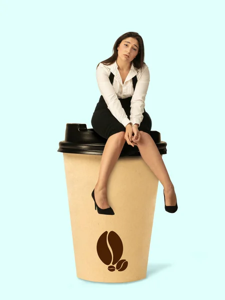 Bränn dig själv, fyll på med kaffe för att vakna. Kreativa konstverk. — Stockfoto
