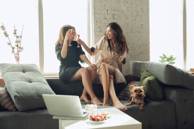 Kafkasyalı genç ve mutlu arkadaşlar haftasonunun tadını çıkarıyorlar, birlikte küçük bir bekarlığa veda partisi