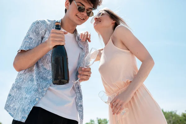 ビーチリゾートでの季節のごちそう。幸せなカップルや友人は、晴れた夏の日にビーチでお祝い、休息、楽しんでいます — ストック写真