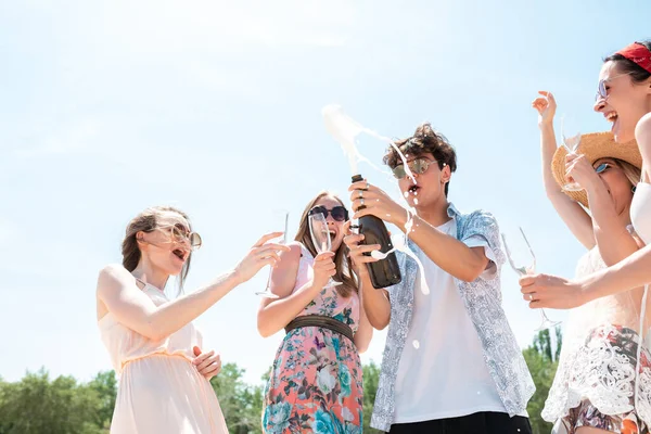 Fiesta estacional en el resort de playa. Grupo de amigos celebrando, descansando, divirtiéndose en la playa en el soleado día de verano —  Fotos de Stock