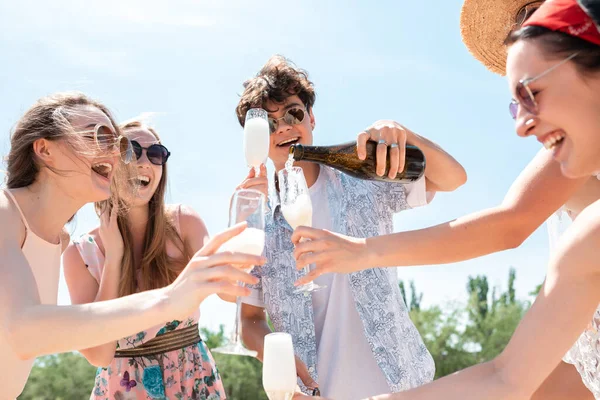 Fiesta estacional en el resort de playa. Grupo de amigos celebrando, descansando, divirtiéndose en la playa en el soleado día de verano —  Fotos de Stock