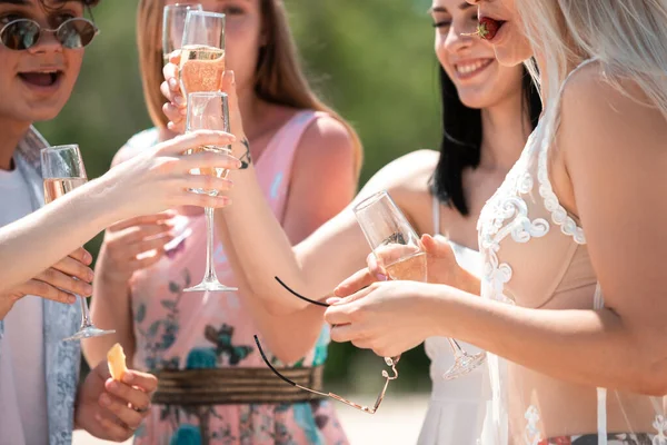 Fiesta estacional en el resort de playa. Grupo de amigos celebrando, descansando, divirtiéndose en la playa en el soleado día de verano —  Fotos de Stock