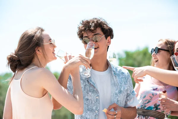 Fiesta estacional en el resort de playa. Grupo de amigos celebrando, descansando, divirtiéndose en la playa en el soleado día de verano —  Fotos de Stock