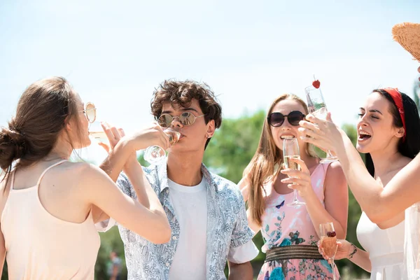 Saisonale Schlemmerei im Badeort. Freunde feiern, ausruhen, Spaß am Strand haben an sonnigen Sommertagen — Stockfoto