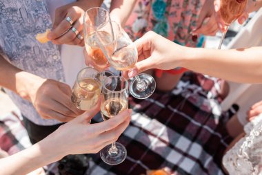 Plaj tatil köyünde mevsimlik ziyafet. Kutlama yapan, dinlenen, güneşli yaz gününde sahilde eğlenen bir grup arkadaş.