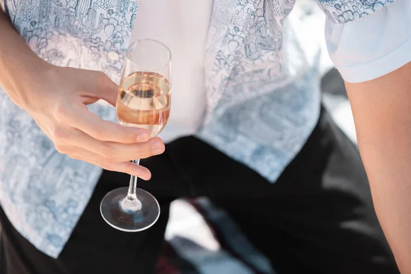 Säsongsfest på badorten. Närbild händer man firar, vilar, har roligt, klinkande glasögon på himlen bakgrund — Stockfoto