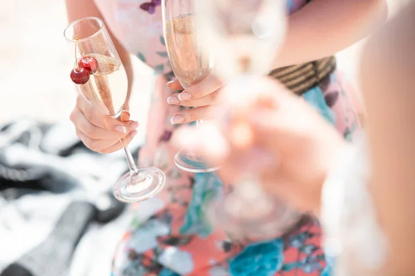 Festin saisonnier au resort balnéaire. Groupe d'amis célébrant, se reposant, s'amusant sur la plage dans la journée ensoleillée d'été — Photo