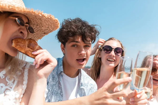 Fiesta estacional en el resort de playa. Grupo de amigos celebrando, descansando, divirtiéndose en la playa en el soleado día de verano — Foto de Stock