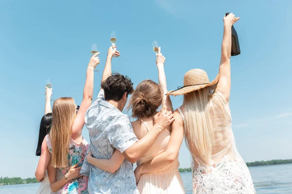 Fiesta estacional en el resort de playa. Grupo de amigos celebrando, descansando, divirtiéndose en la playa en el soleado día de verano —  Fotos de Stock