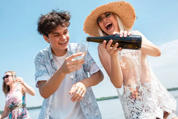 Fiesta estacional en el resort de playa. Grupo de amigos celebrando, descansando, divirtiéndose en la playa en el soleado día de verano —  Fotos de Stock