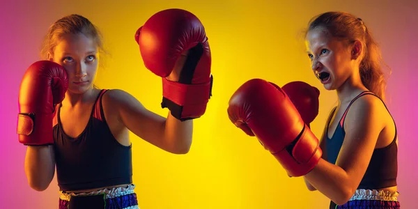 Pequeño entrenamiento de boxeador femenino caucásico sobre fondo degradado en luz de neón, activo y expresivo — Foto de Stock