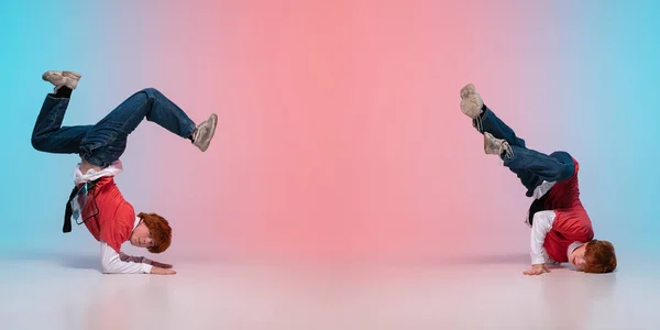 Boy dançando hip-hop em roupas elegantes no fundo gradiente no salão de dança em luz de néon . — Fotografia de Stock