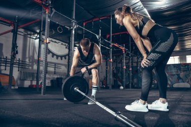 Güzel, genç, sportif çift eğitimi, spor salonunda birlikte antrenman.