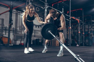 Güzel, genç, sportif çift eğitimi, spor salonunda birlikte antrenman.