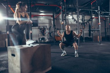 Güzel, genç, sportif çift eğitimi, spor salonunda birlikte antrenman.