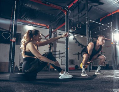 Güzel, genç, sportif çift eğitimi, spor salonunda birlikte antrenman.