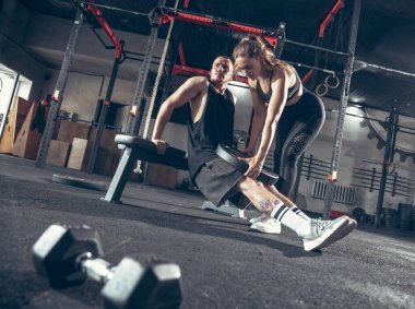Güzel, genç, sportif çift eğitimi, spor salonunda birlikte antrenman.