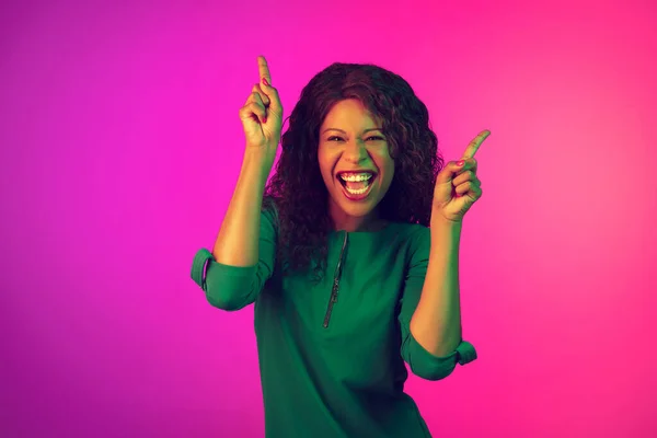 Retrato de mujeres jóvenes afroamericanas aisladas sobre fondo rosa degradado en luz de neón — Foto de Stock