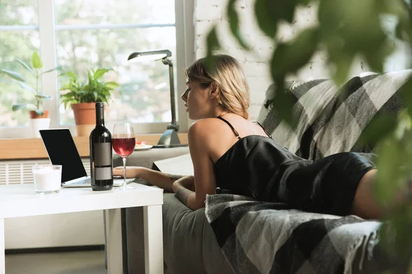 Retrato de una chica joven y bonita en un apartamento moderno por la mañana. Descansando, calmado, salisficado. Concepto de juventud y bienestar . — Foto de Stock