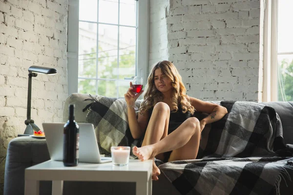 Porträt eines hübschen jungen Mädchens in einer modernen Wohnung am Morgen. Ruhig, ruhig, gelassen. Jugend- und Wellness-Konzept. — Stockfoto