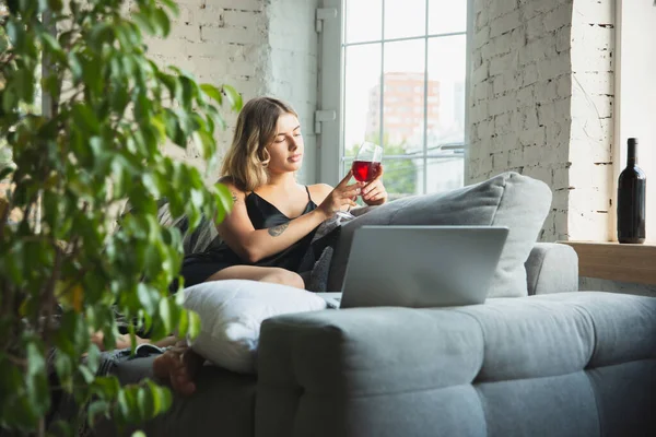 Retrato de una chica joven y bonita en un apartamento moderno por la mañana. Descansando, calmado, salisficado. Concepto de juventud y bienestar . — Foto de Stock