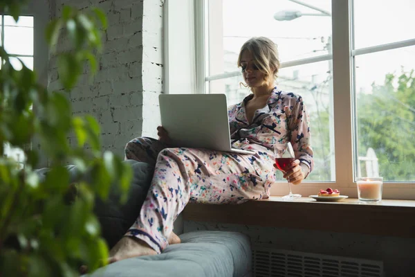 Porträtt av söt ung flicka i modern lägenhet på morgonen. Vila, lugna, salifierade. Ungdoms- och välfärdskoncept. — Stockfoto