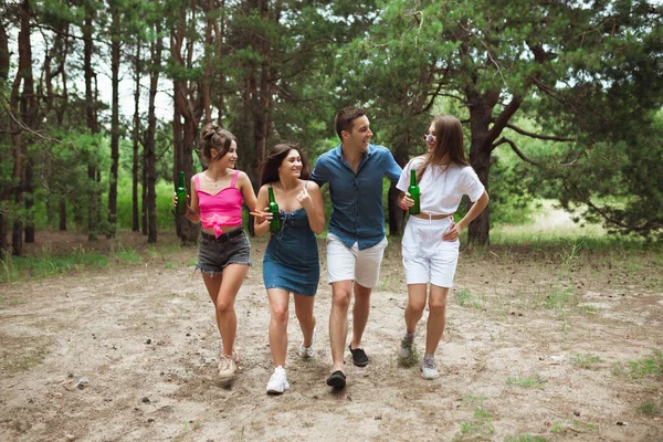 친구들 이 여름 숲에서 피크닉을 하는 동안 함께 걸어 옵니다. 생활 방식, 우정 — 스톡 사진