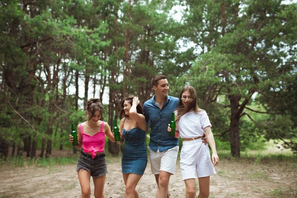 Group of friends walking down together during picnic in summer forest. Lifestyle, friendship — Stock Photo, Image