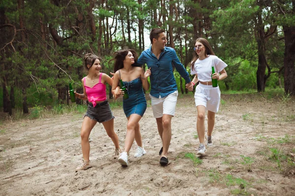 Group of friends walking down together during picnic in summer forest. Lifestyle, friendship — Stock Photo, Image