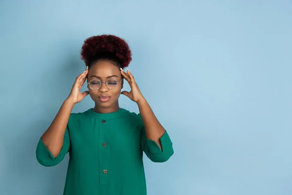 Africano-americano belo retrato de mulheres jovens em fundo estúdio azul, emocional e expressivo. Copyspace para anúncio . — Fotografia de Stock