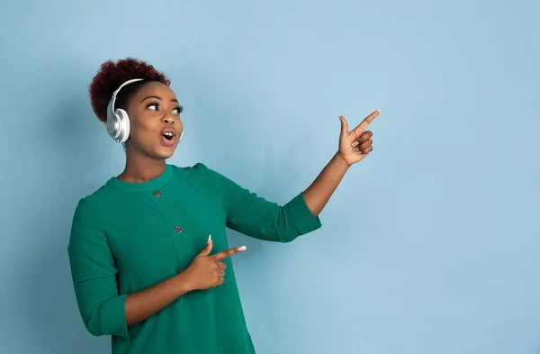 Africano-americano belo retrato de mulheres jovens em fundo estúdio azul, emocional e expressivo. Copyspace para anúncio . — Fotografia de Stock