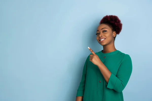 Africano-americano belo retrato de mulheres jovens em fundo estúdio azul, emocional e expressivo. Copyspace para anúncio . — Fotografia de Stock