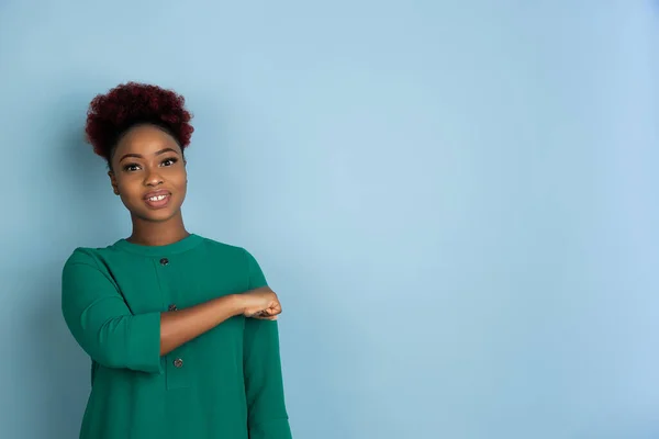 Africano-americano belo retrato de mulheres jovens em fundo estúdio azul, emocional e expressivo. Copyspace para anúncio . — Fotografia de Stock