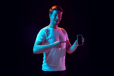 Siyah stüdyo arka planında beyaz, güzel genç adam portresi, duygusal ve anlamlı. Reklam için kopyalama alanı.