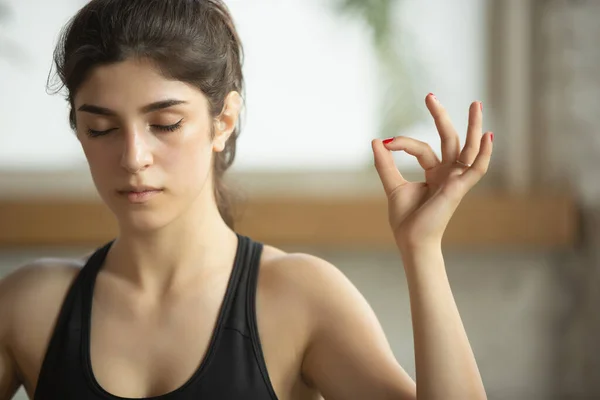 Desportivo jovem muçulmano mulher tomando aulas de ioga on-line e prática em casa, close-up — Fotografia de Stock