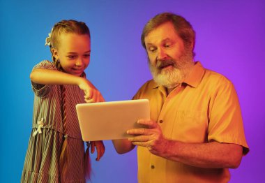 Büyük adam, büyükbaba eğleniyor ve kızla, torunuyla vakit geçiriyor. Neşeli yaşlı yaşam tarzı konsepti