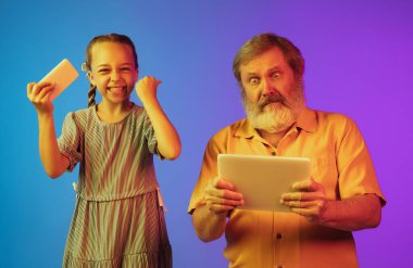 Büyük adam, büyükbaba eğleniyor ve kızla, torunuyla vakit geçiriyor. Neşeli yaşlı yaşam tarzı konsepti