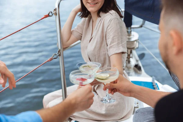 Primer grupo de amigos felices bebiendo cócteles de vodka en la fiesta en barco al aire libre, alegre y feliz —  Fotos de Stock