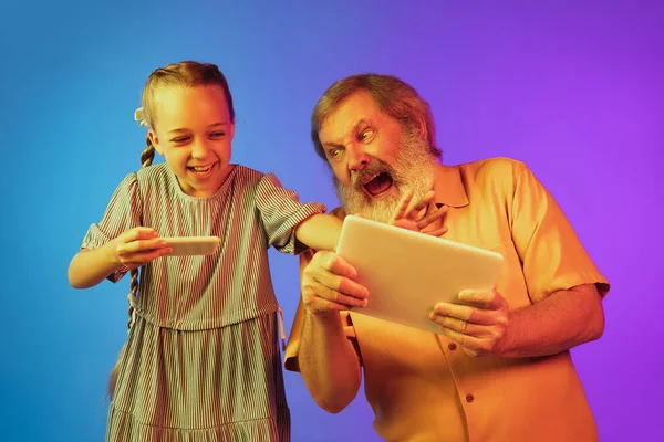 Büyük adam, büyükbaba eğleniyor ve kızla, torunuyla vakit geçiriyor. Neşeli yaşlı yaşam tarzı konsepti