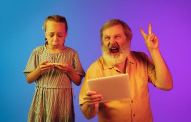 Büyük adam, büyükbaba eğleniyor ve kızla, torunuyla vakit geçiriyor. Neşeli yaşlı yaşam tarzı konsepti