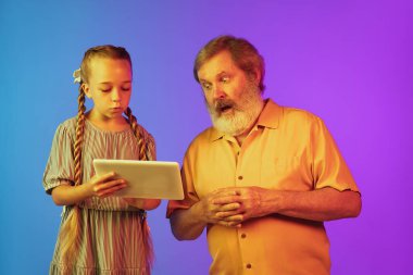 Büyük adam, büyükbaba eğleniyor ve kızla, torunuyla vakit geçiriyor. Neşeli yaşlı yaşam tarzı konsepti